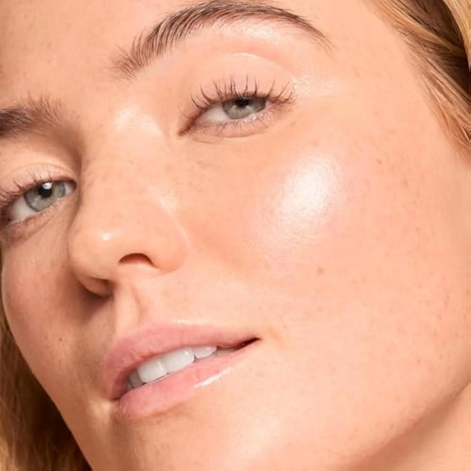 Hi-Lite Dewy Liquid Highlighter - Ultra-Reflective Face & Body Illuminator - Glowy Summer Makeup with Hyaluronic Acid & Niacinamide for a Blendable Glow - Sugar Donut (0.