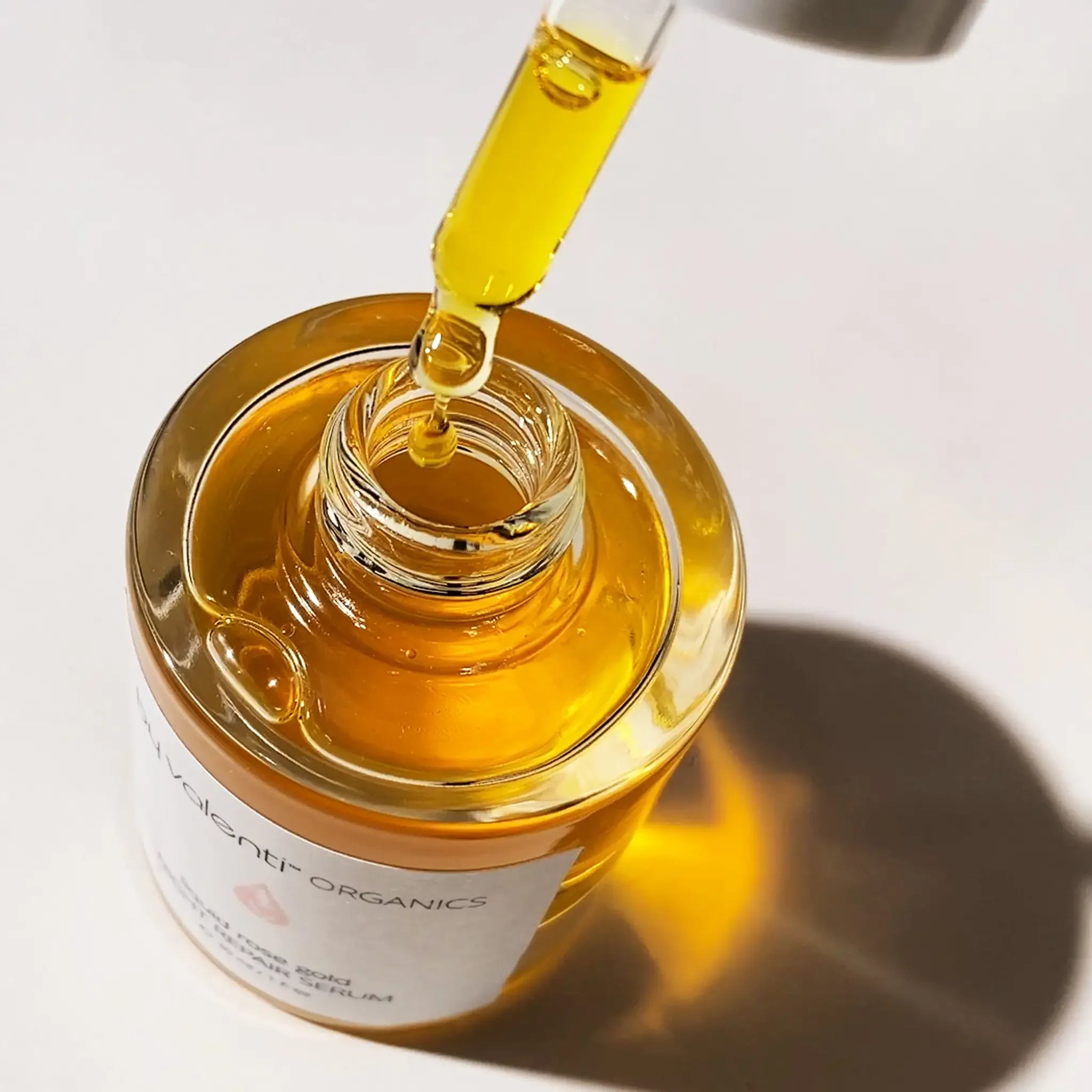 by valenti® Liquid Rose Gold with Retinyl palmitate + CoQ10 + Tetrahexyldecyl ascorbate + Olive squalane