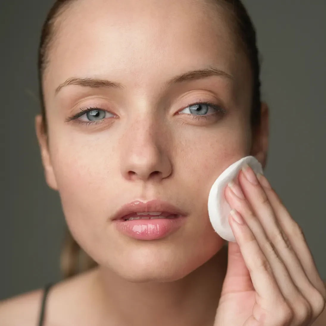 by valenti® Roses & Hibiscus Super Hydrating Light Serum with Hyaluronic acid + dl-panthenol + Niacinamide 5%